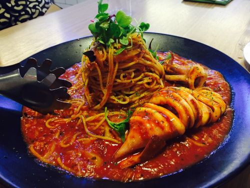 Καλαμαράκια με κόκκινη σάλτσα